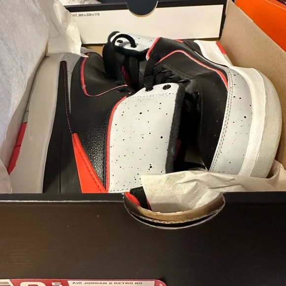 Jordan Black and White Sneakers Sporty Classic Design - Picture 1 of 3